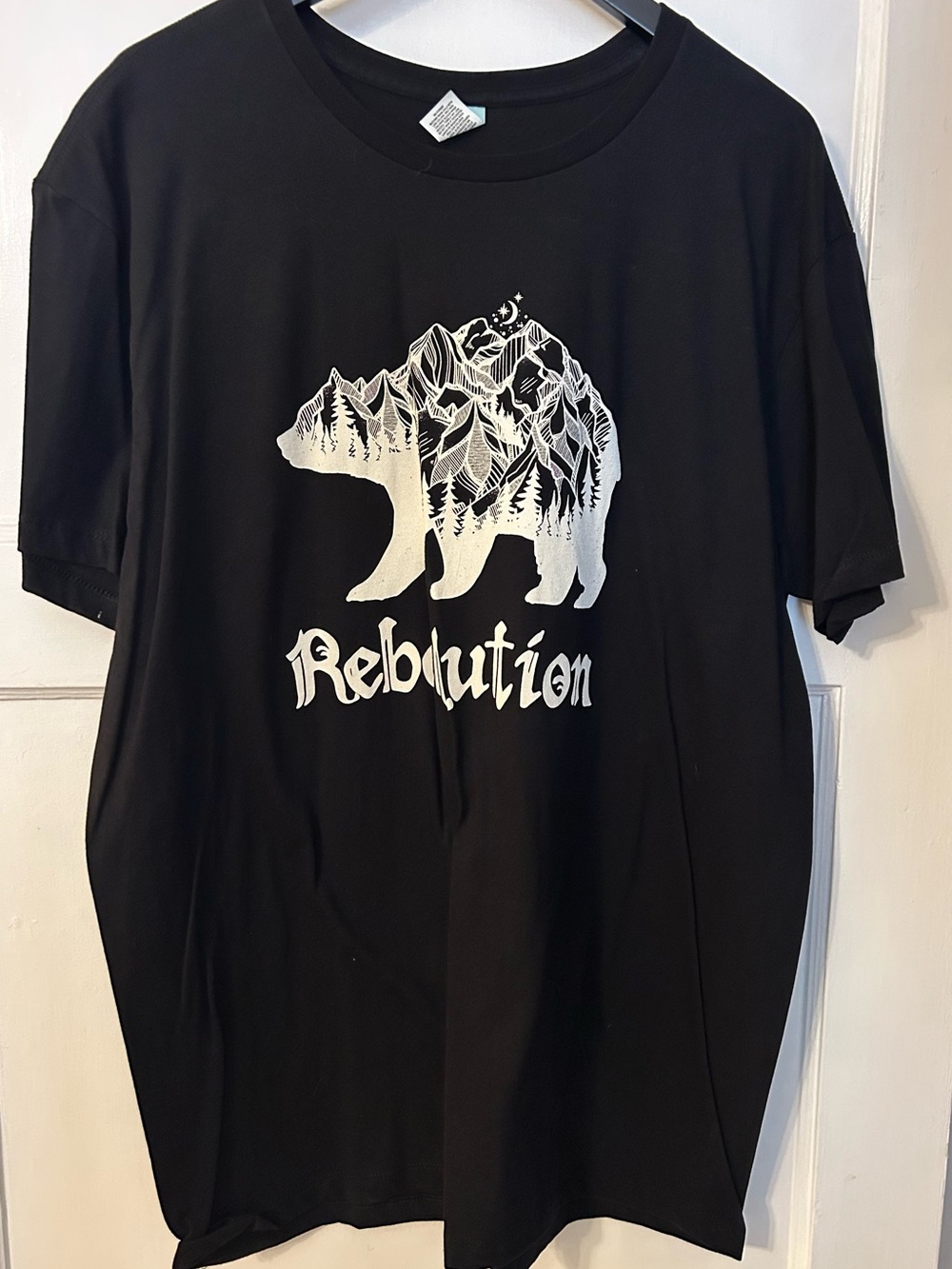 Pacific Black T-Shirt with White Bear Mountain Graphic